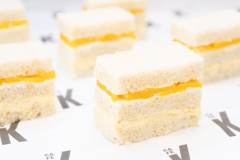 Postre cuadrado con relleno de limón